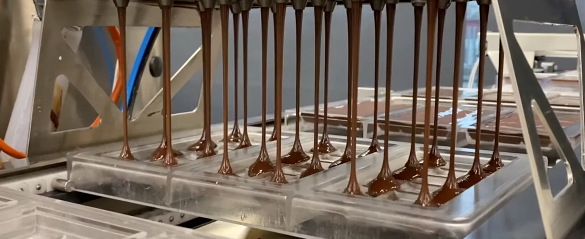 Pomati | T-Line Chocolate Drizzle Hero